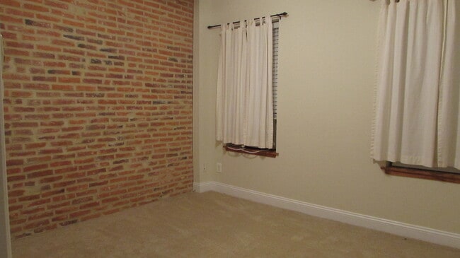 Building Photo - Amazing Rehab Townhome with Deck