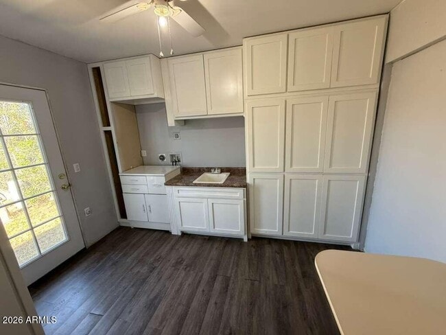 Building Photo - 936 E 8th St