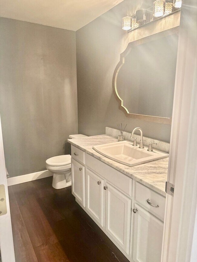 Building Photo - Spacious 2-Bed Townhouse in Seattle’s Greenwood / Phinney Area