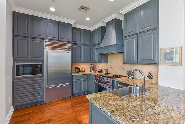 Building Photo - 801 E Beach Dr