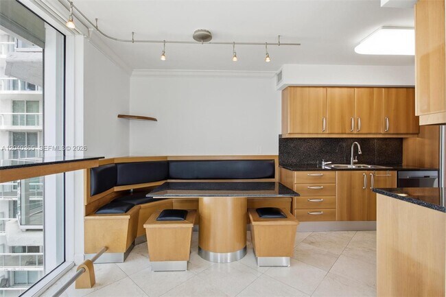 Building Photo - 16500 Collins Ave