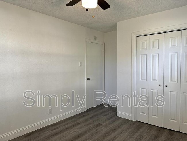 Building Photo - Poplar St 3211