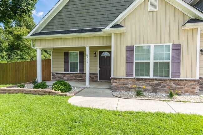 Building Photo - 3 Bedrooms and a bonus room in Richlands (Will include lawn service with increased rents)