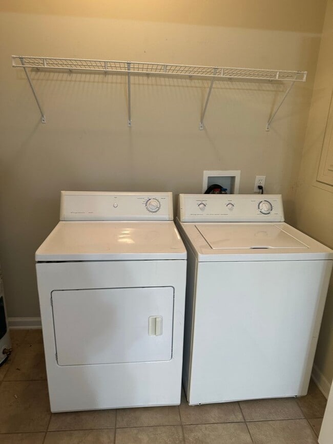 Building Photo - Wakefield Subdivision!  End Unit.