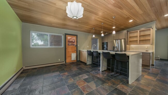 Building Photo - Modernized Mid Century Home Near Broadmoor