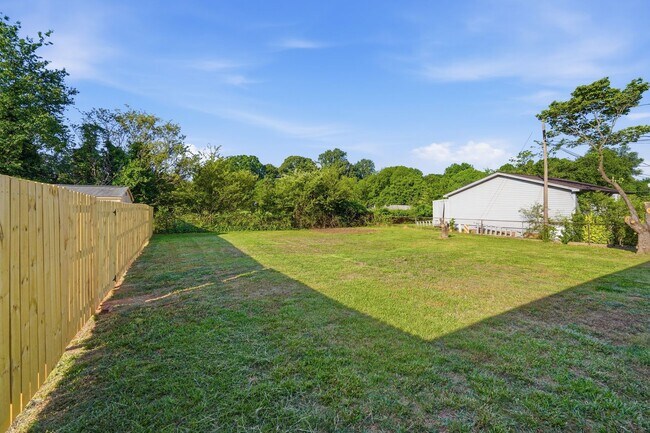 Building Photo - Beautifully Maintained 3BR Home with Hardwood Floors & Private Yard!