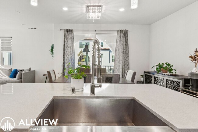 Building Photo - Bright & Upgraded 2 bedroom Anaheim Townhome in Prime Location!