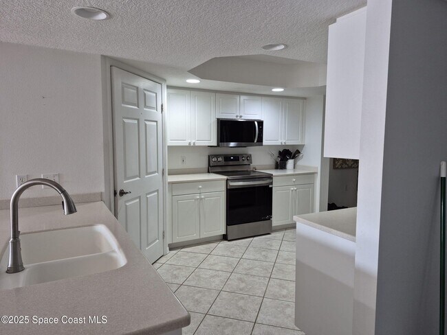 Building Photo - 8921 Lake Dr