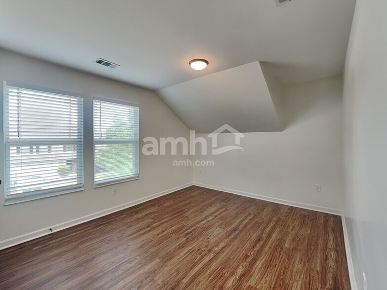 Building Photo - 1617 Shire Village Dr