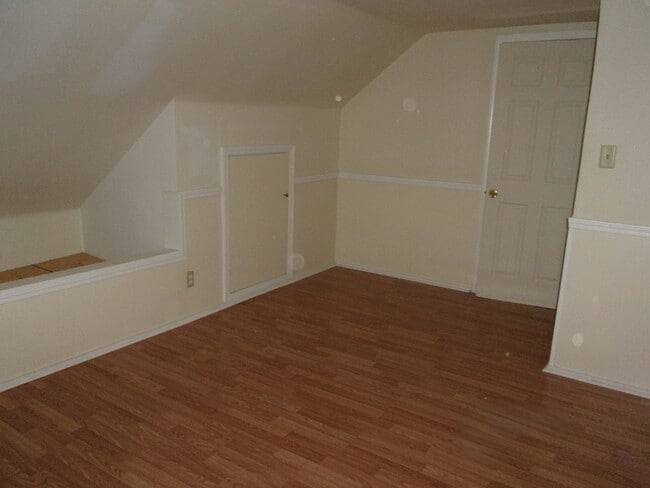 Building Photo - 1975 Tudor St