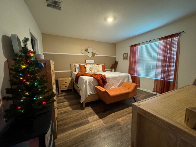 Building Photo - Spacious 3/2/2 with Fenced Yard