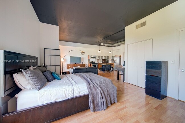 Building Photo - 10 SW South River Dr