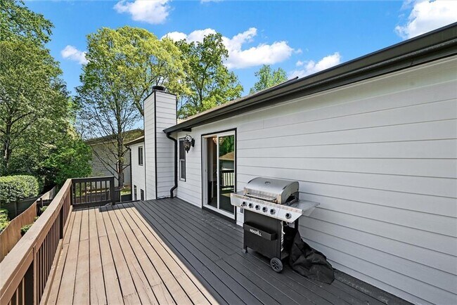 Building Photo - 910 Muirfield Dr NE