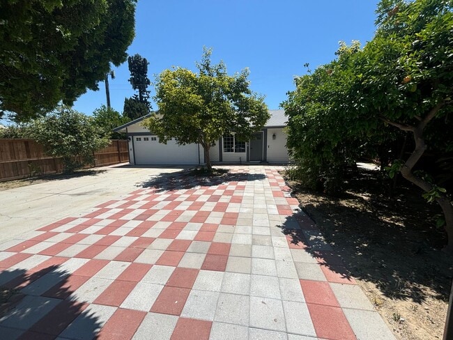 Primary Photo - Beautifully Remodeled 3-Bedroom Single-Sto...