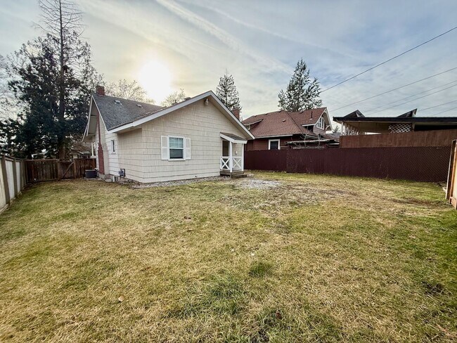 Building Photo - Beautiful 3 Bed 2 Bath Spokane Home w/ Detached Garage and Large Fully-Fenced Yard!