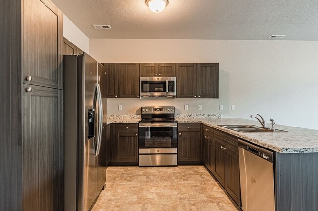 Building Photo - STYLISH 3-BEDROOM TOWNHOME w/ A/C **LIKE N...
