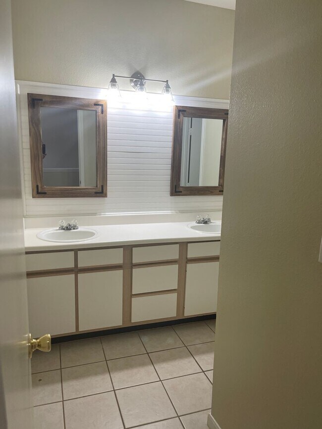 Building Photo - College Station - 4 Bedroom / 2.5 Bath / 2...