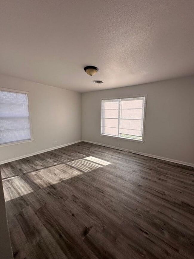 Building Photo - Spacious Baylor University Home