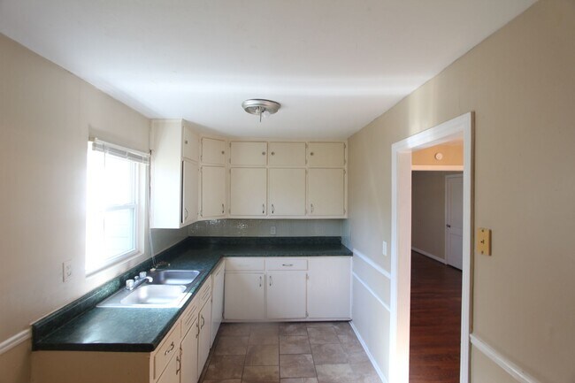 Building Photo - 3 Bedroom, 1 Bath! New on the Market!!  Co...
