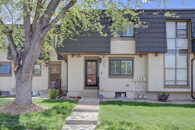 Primary Photo - 6844 S Broadway