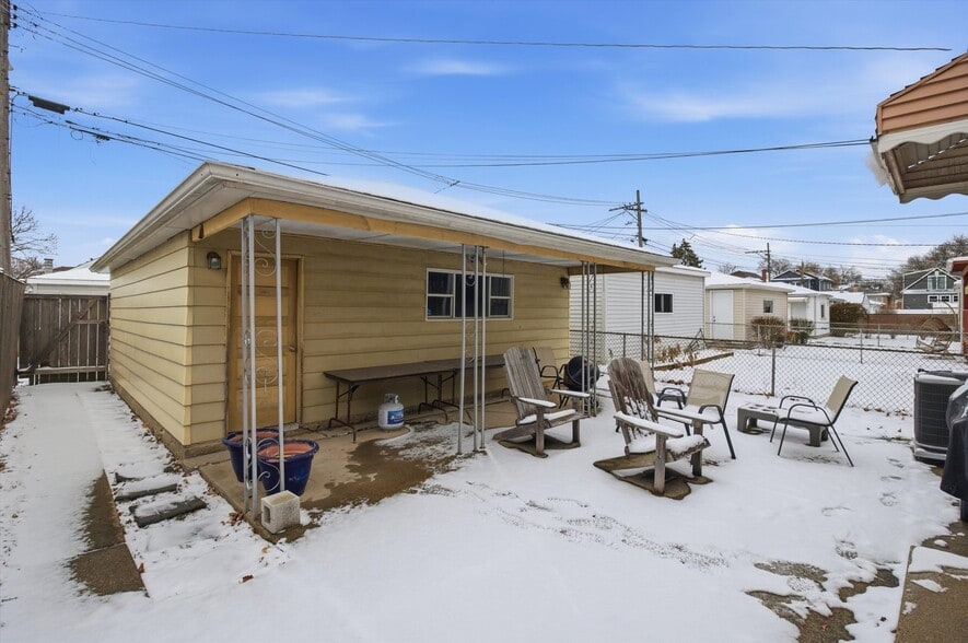 Building Photo - 5363 N Mont Clare Ave