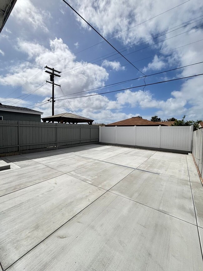 Building Photo - 2 bedrooms 1 bath duplex in Chula Vista.