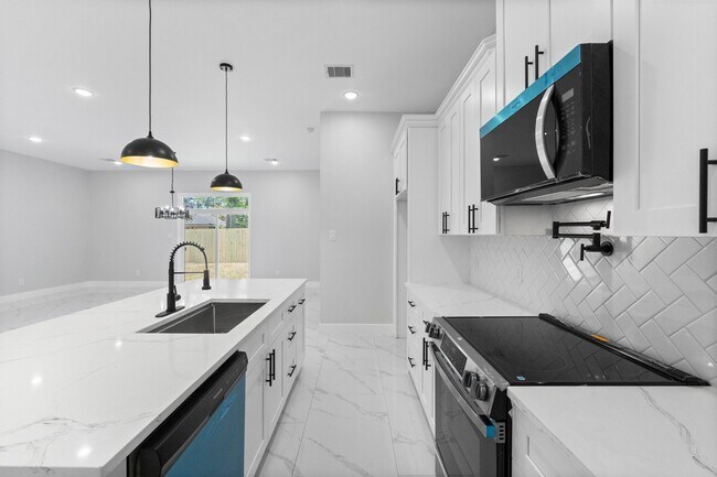 Building Photo - 327 Paradise Ln
