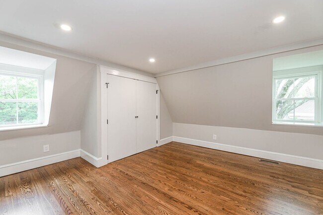 Building Photo - Modern 4bed 3 Bath with 3 parking