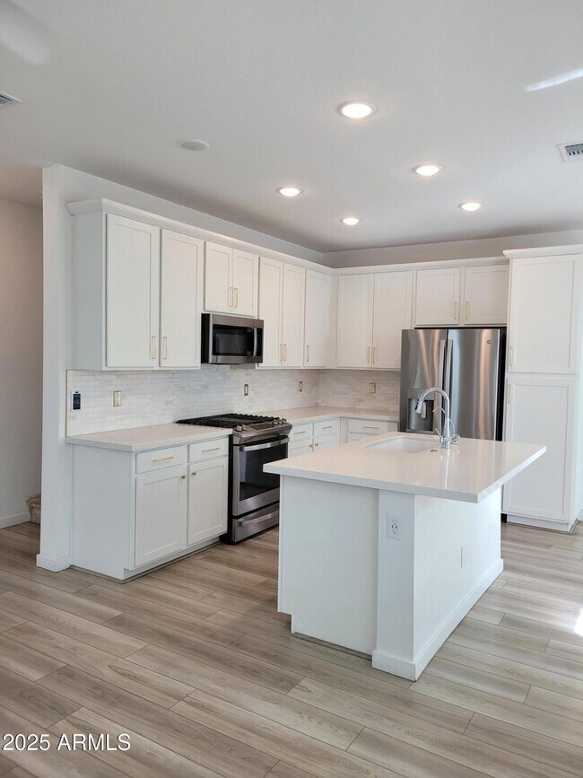 Building Photo - 2754 S Apache Dr