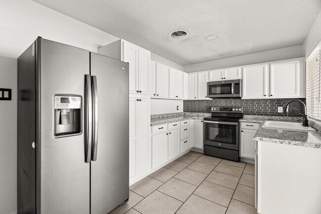 Building Photo - 5000 Buffalo Ave