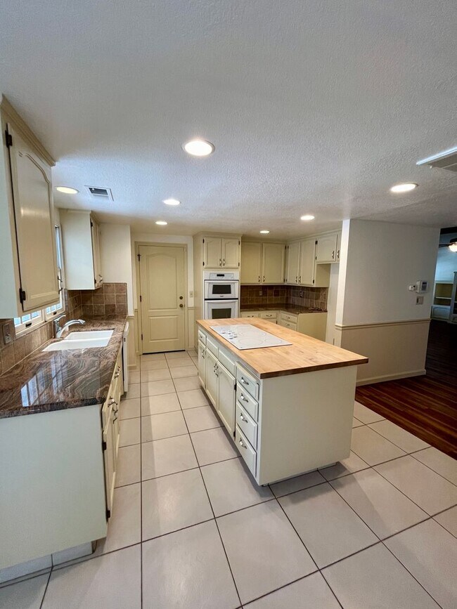 Building Photo - San Gabriel