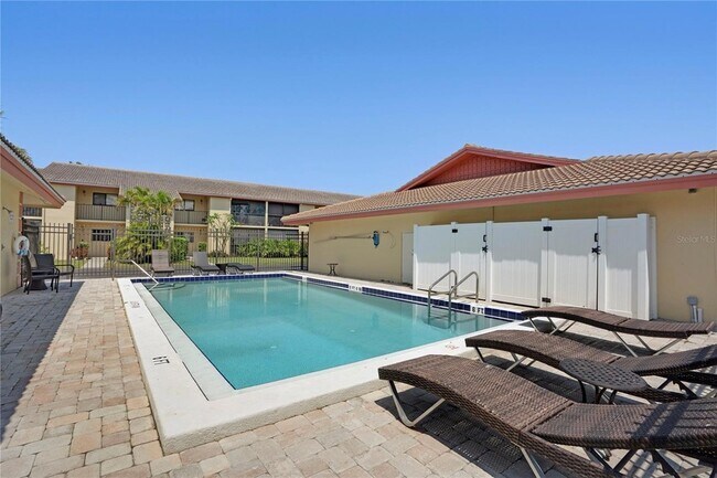 Building Photo - 2415 Bayshore Gardens Pkwy
