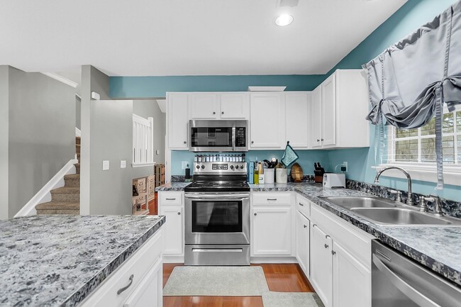 Building Photo - Spacious Townhome Prime Location!