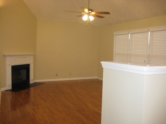 Building Photo - 307 Briarwood Ln