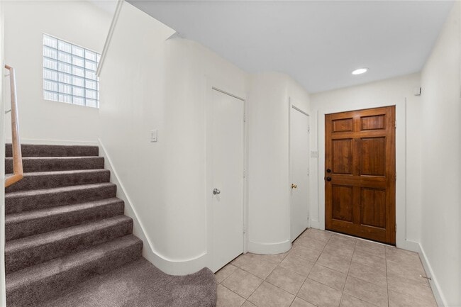 Building Photo - 8666 Meadowcroft Dr