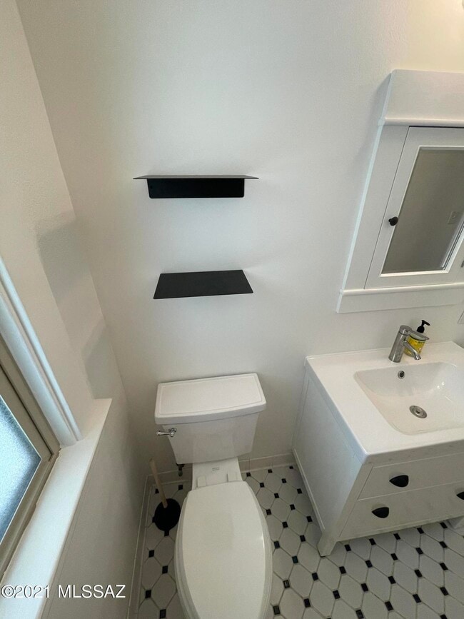 Building Photo - 1041 E Grant Rd