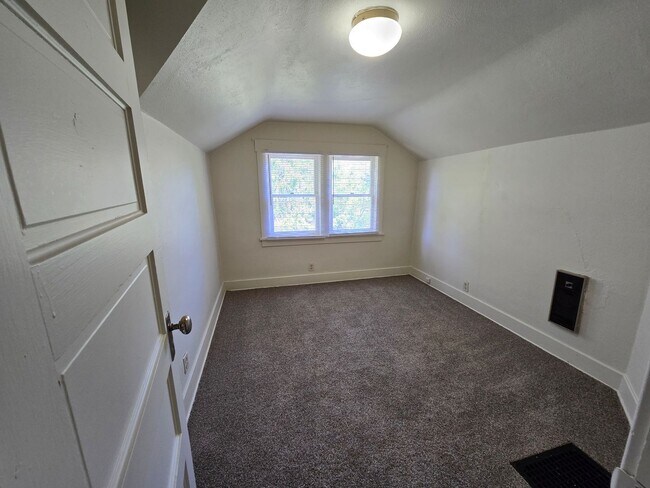Building Photo - Garland District Home!