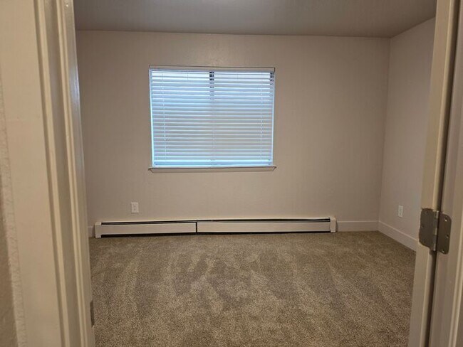 Building Photo - Clean upstairs 2 bedr.1 bath condo