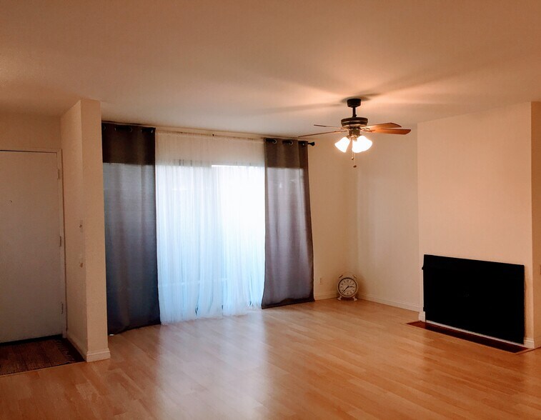 Living area - 999 San Pasqual St