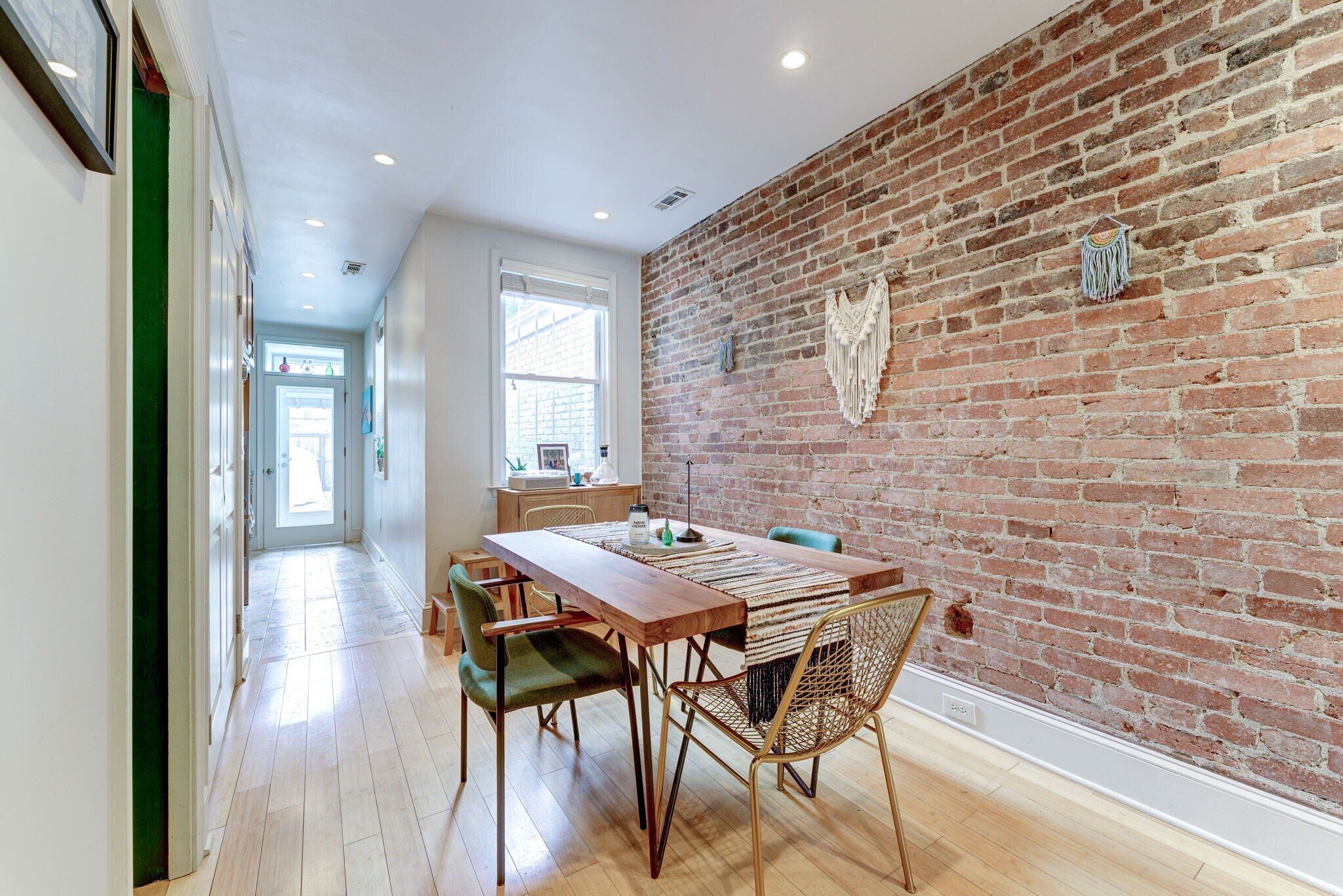 Display your artwork while dining! - 602 14th Pl NE