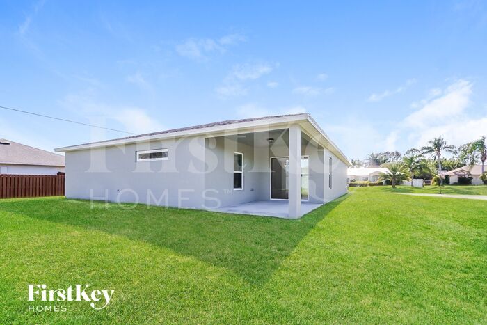 Building Photo - 511 SW Nadell Ave