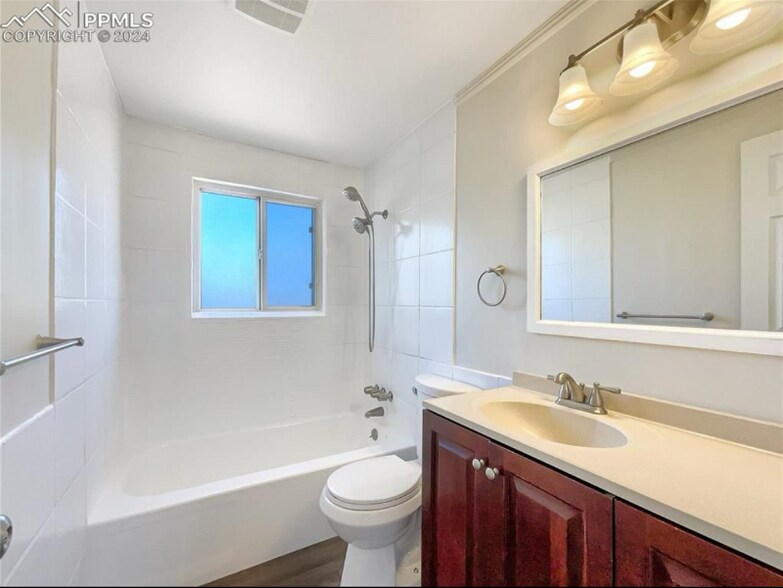 Building Photo - 555 Avenida Del Cielo