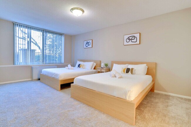 Building Photo - 1600 S Eads St