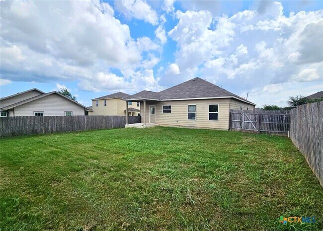 Building Photo - 729 Community Dr