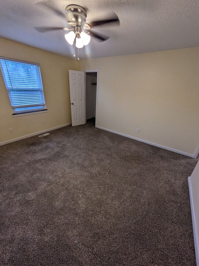 Building Photo - 307 NE Timbercreek Dr