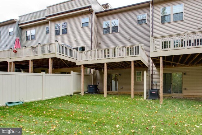 Building Photo - 3004 Cornfield Ave