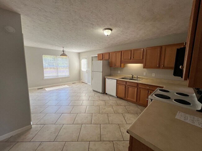 Building Photo - 3 BR 2 Bath home with 2 Car Garage and Hug...