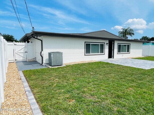 Building Photo - 508 Comanche Ave