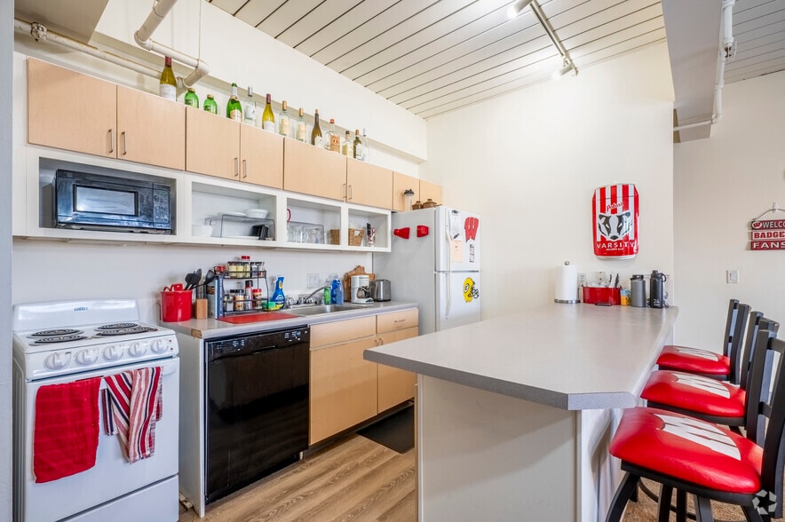 3BR, 1BA - 903SF - Kitchen - Park Terrace West