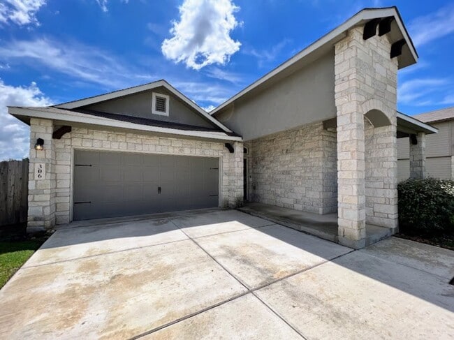 Building Photo - Beautiful 3/2 home in Oak Creek Estates,  ...